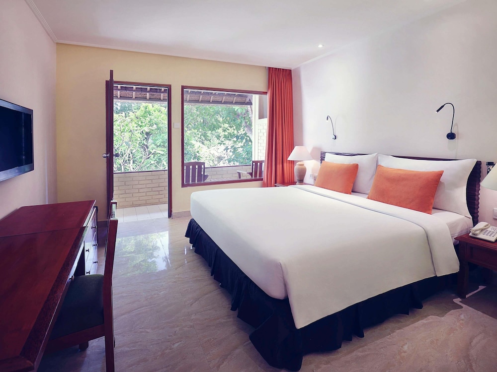 HABITACIÓN SUPERIOR, 1 cama king - size del hotel Mercure Resort Sanur. Foto 2