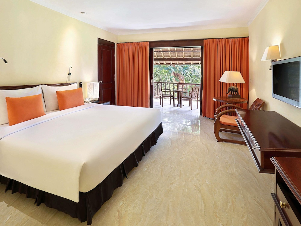 HABITACIÓN DELUXE, 1 cama king - size del hotel Mercure Resort Sanur. Foto 1