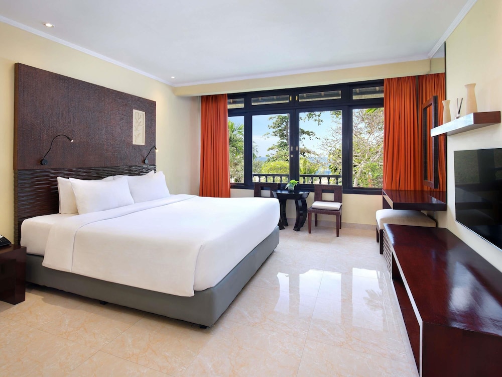 Habitación Familiar, 1 cama king - size y 1 sofá - cama del hotel Mercure Resort Sanur. Foto 2