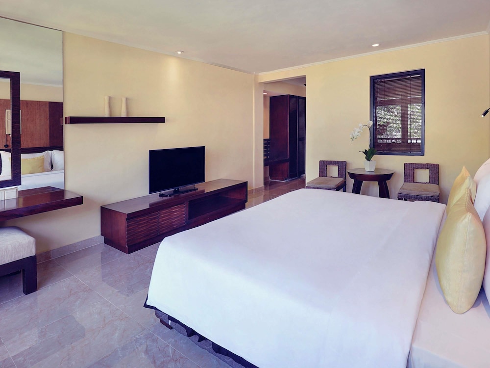 Habitación Familiar, 1 cama king - size y 1 sofá - cama del hotel Mercure Resort Sanur. Foto 3