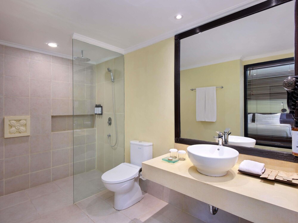 Habitación Ejecutiva, 1 cama king - size del hotel Mercure Resort Sanur. Foto 5