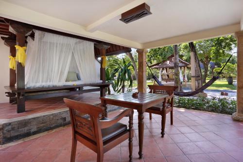 Habitación Doble Lumbung Hut del hotel Vila Ombak. Foto 2