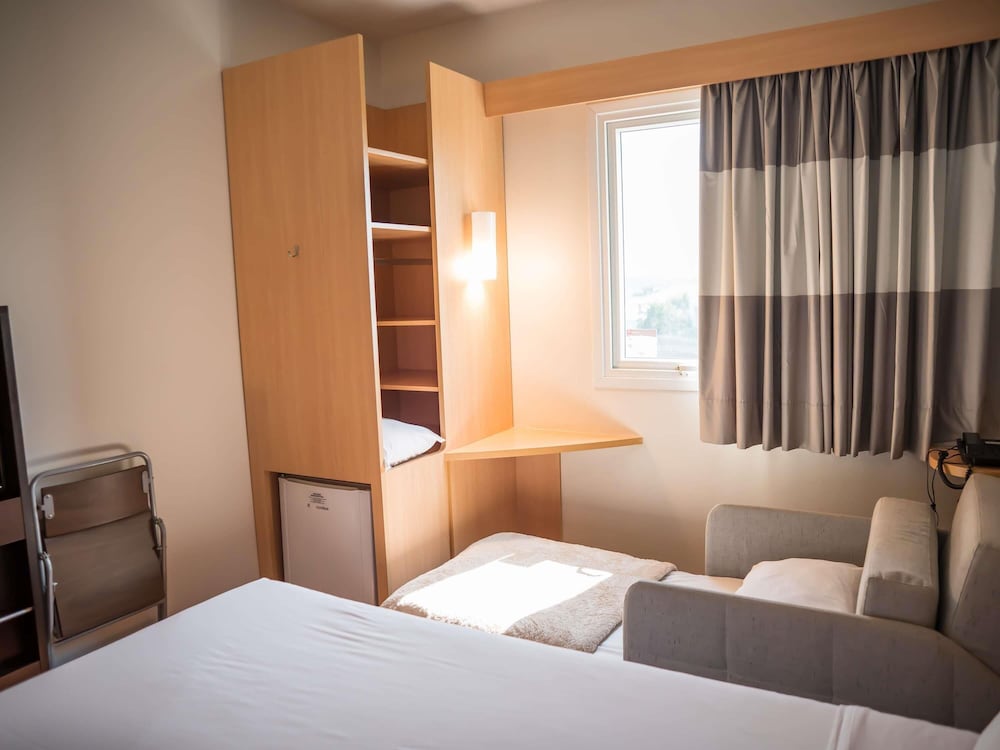 Habitación estándar, varias camas del hotel Ibis Itu Plaza Shopping. Foto 1