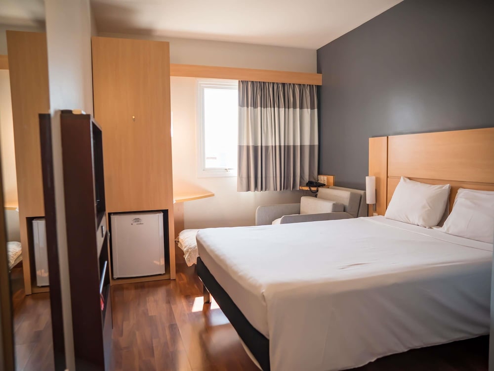 Habitación estándar, varias camas del hotel Ibis Itu Plaza Shopping. Foto 3