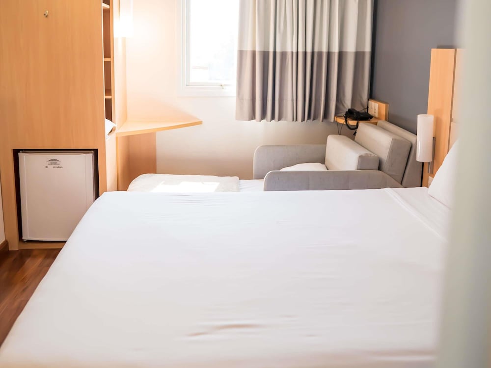 Habitación estándar, varias camas del hotel Ibis Itu Plaza Shopping. Foto 4