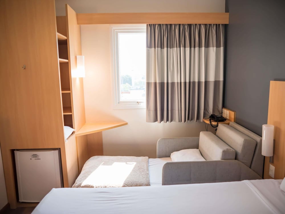 Habitación estándar, varias camas del hotel Ibis Itu Plaza Shopping. Foto 6