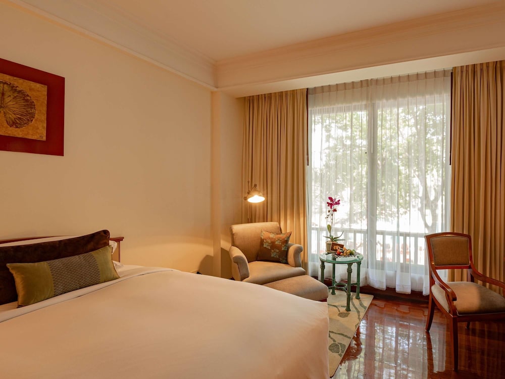 HABITACIÓN DE LUJO, 1 Cama King Size, Terraza del hotel Sofitel Angkor Phokeethra Golf and Spa Resort. Foto 3