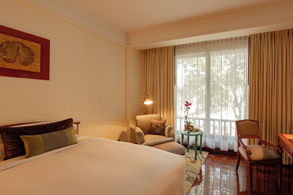 HABITACIÓN DE LUJO, Acceso Club Millésime, 1 Cama King Size, Terraza del hotel Sofitel Angkor Phokeethra Golf and Spa Resort. Foto 1