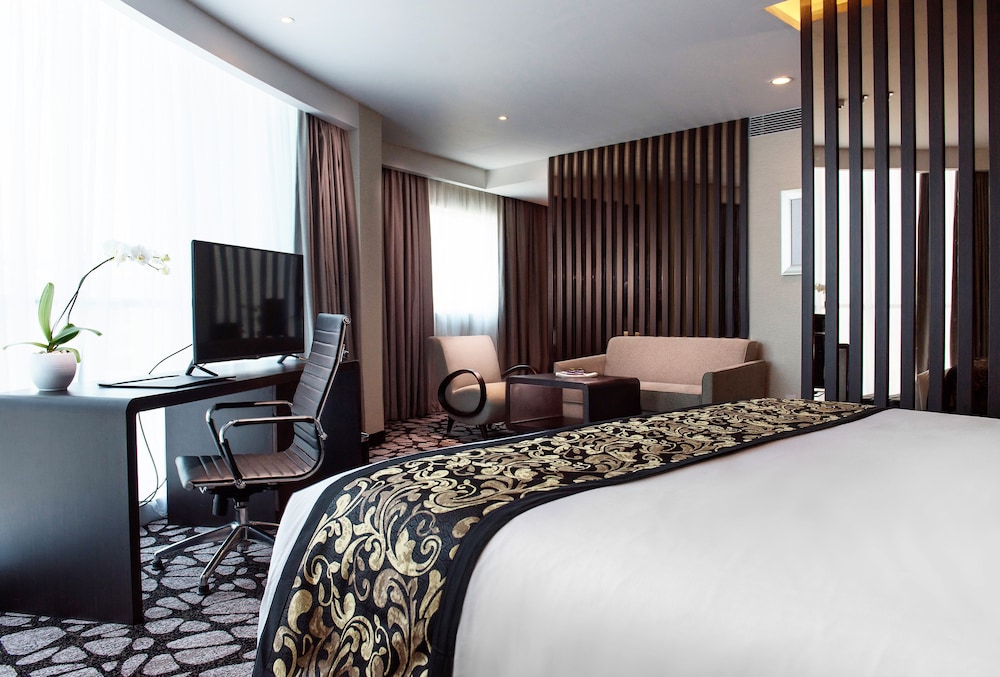 Junior Suite The Level Vista ciudad del hotel Melia Makassar. Foto 1