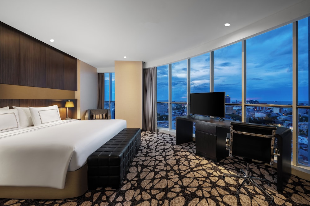 Junior Suite The Level Vista ciudad del hotel Melia Makassar. Foto 2