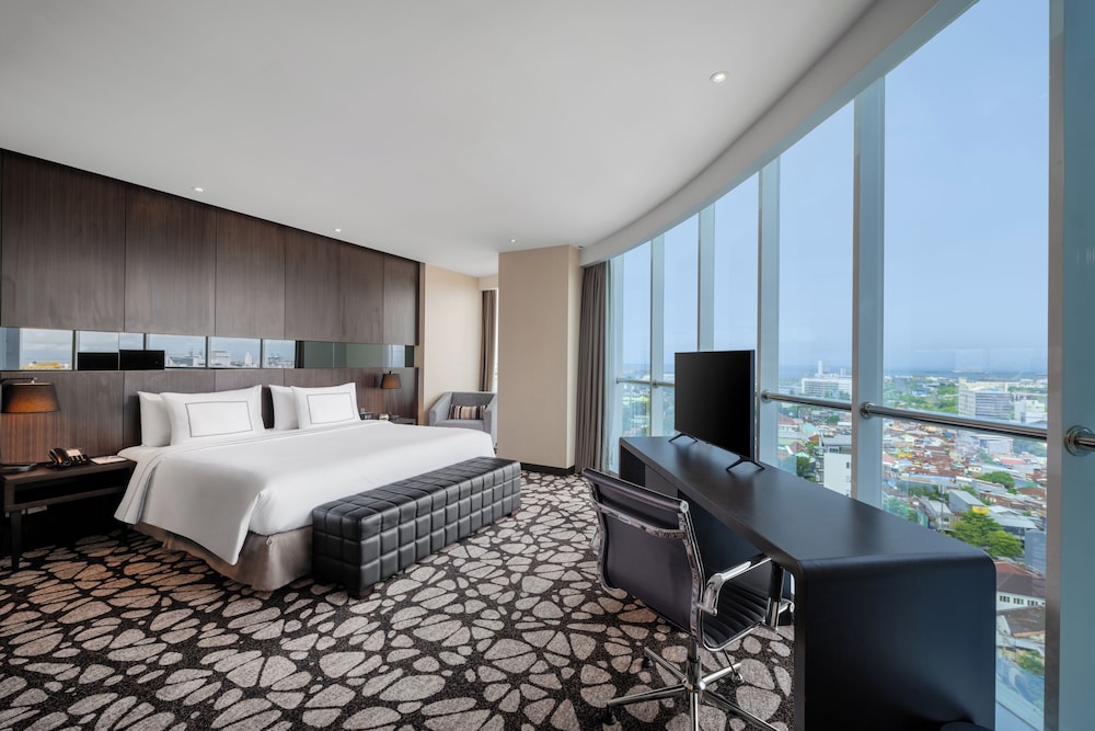 Junior Suite The Level Vista ciudad del hotel Melia Makassar. Foto 3