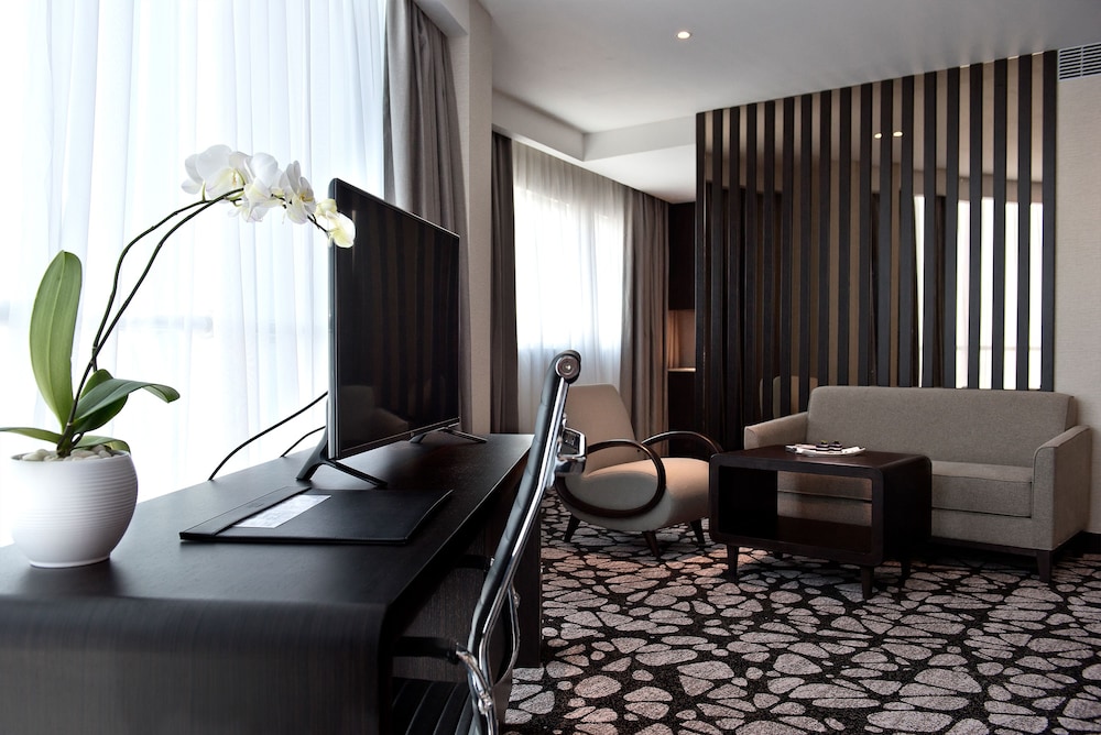 Junior Suite The Level Vista ciudad del hotel Melia Makassar. Foto 4