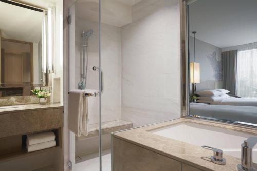 Habitación M con acceso al club lounge - 2 camas dobles del hotel Bangkok Marriott Marquis Queen’s Park. Foto 1