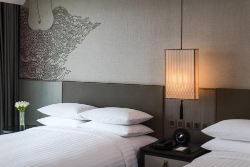 Habitación M con acceso al club lounge - 2 camas dobles del hotel Bangkok Marriott Marquis Queen’s Park. Foto 1