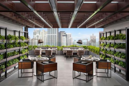 Habitación M con acceso al club lounge - 2 camas dobles del hotel Bangkok Marriott Marquis Queen’s Park. Foto 5