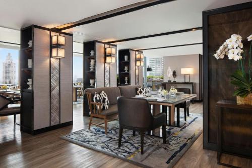 Grand Marquis Suite, M Club lounge access, 1 Bedroom Executive Suite, 1 King del hotel Bangkok Marriott Marquis Queen’s Park. Foto 4