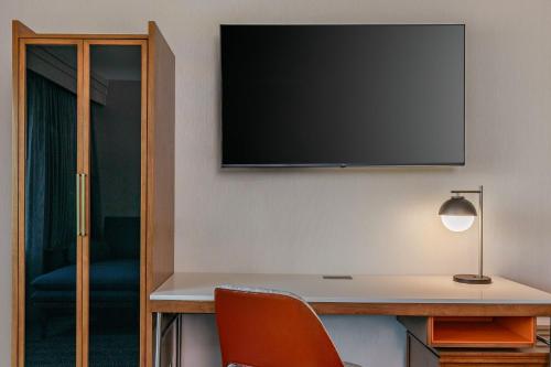 Habitación adaptada para personas con movilidad reducida y discapacidad auditiva con ducha accesible en silla de ruedas y sofá cama - Cama extragrande del hotel Courtyard By Marriott Oneonta