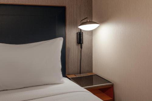 Habitación adaptada para personas con movilidad reducida y discapacidad auditiva con ducha accesible en silla de ruedas y sofá cama - Cama extragrande del hotel Courtyard By Marriott Oneonta. Foto 1