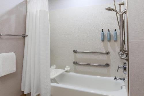 Habitación adaptada para personas con movilidad reducida/discapacidad auditiva con bañera adaptada - 2 camas grandes del hotel Courtyard By Marriott Oneonta. Foto 3