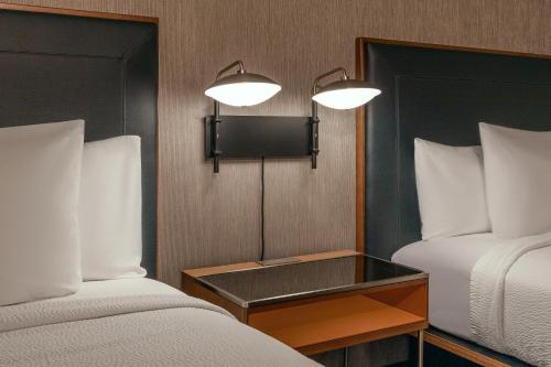 Habitación con 2 camas grandes del hotel Courtyard By Marriott Oneonta. Foto 3