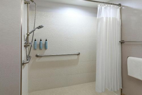 Habitación adaptada para personas con discapacidad auditiva y movilidad reducida con bañera adaptada y sofá cama - 1 cama extragrande del hotel Courtyard By Marriott Oneonta. Foto 8