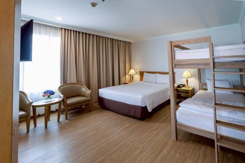 Habitación Familiar Deluxe con literas del hotel Prince Palace Bangkok. Foto 1