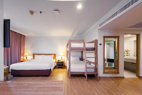 Habitación Familiar Deluxe con literas del hotel Prince Palace Bangkok. Foto 4
