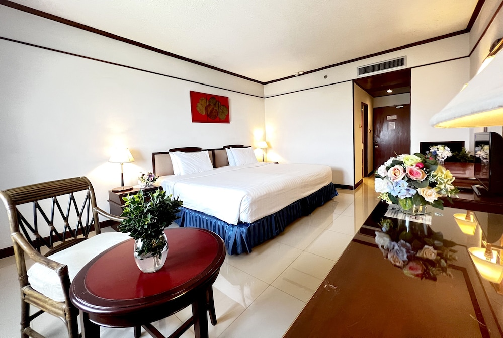 Habitación estándar con 1 cama king size del hotel Mercure Chiang Mai. Foto 1