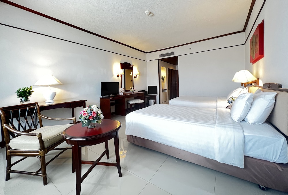 Habitación estándar con dos camas individuales del hotel Mercure Chiang Mai. Foto 1