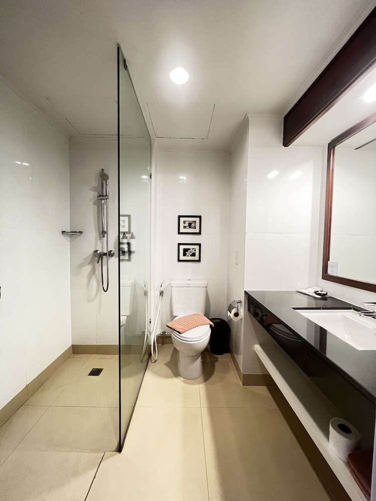 Habitación estándar con dos camas individuales del hotel Mercure Chiang Mai. Foto 4