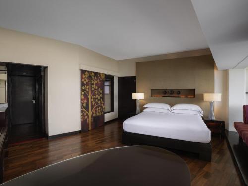 Suite Junior con vistas al mar - 1 cama doble grande del hotel Pullman Phuket Karon Beach Resort