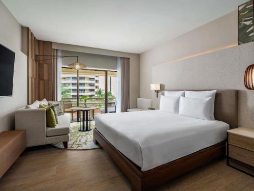 Habitación doble deluxe con cama grande y vistas al jardín del hotel Pullman Phuket Karon Beach Resort