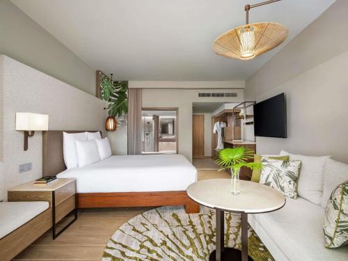 Habitación doble deluxe con cama grande y vistas al jardín del hotel Pullman Phuket Karon Beach Resort. Foto 1