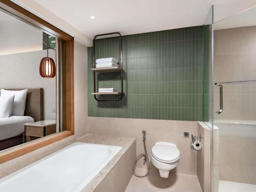 Habitación doble deluxe con cama grande y vistas al jardín del hotel Pullman Phuket Karon Beach Resort. Foto 3