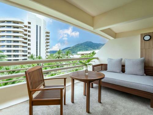 Habitación doble deluxe con cama grande y vistas al jardín del hotel Pullman Phuket Karon Beach Resort. Foto 4