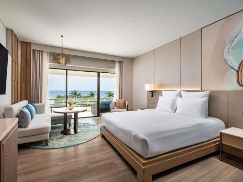 Habitación Deluxe con vistas al mar - Cama extragrande del hotel Pullman Phuket Karon Beach Resort