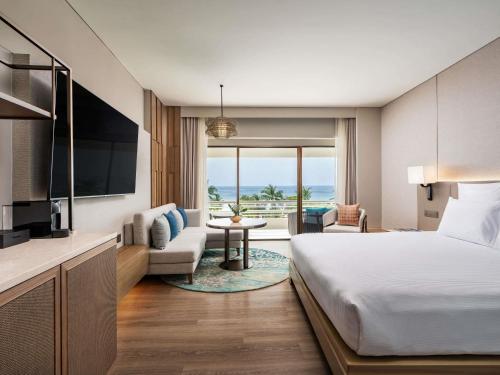 Habitación Deluxe con vistas al mar - Cama extragrande del hotel Pullman Phuket Karon Beach Resort. Foto 1