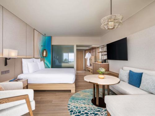 Habitación Deluxe con vistas al mar - Cama extragrande del hotel Pullman Phuket Karon Beach Resort. Foto 3