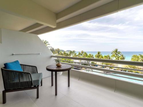 Habitación Deluxe con vistas al mar - Cama extragrande del hotel Pullman Phuket Karon Beach Resort. Foto 4