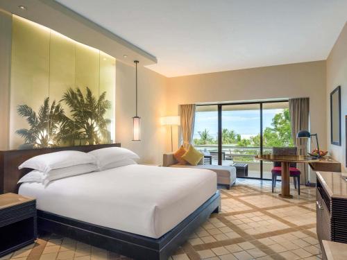 Habitación Doble Superior con cama grande y vistas al jardín del hotel Pullman Phuket Karon Beach Resort