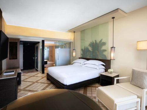 Habitación Doble Superior con cama grande y vistas al mar del hotel Pullman Phuket Karon Beach Resort. Foto 1