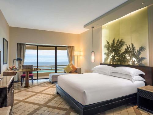 Habitación Doble Superior con cama grande y vistas al mar del hotel Pullman Phuket Karon Beach Resort. Foto 2