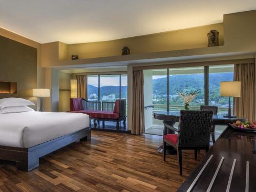 Suite Junior Doble con vistas al jardín - cama grande del hotel Pullman Phuket Karon Beach Resort. Foto 1