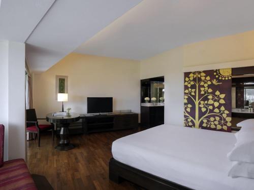 Suite Junior con vistas al mar - 1 cama doble grande del hotel Pullman Phuket Karon Beach Resort. Foto 3