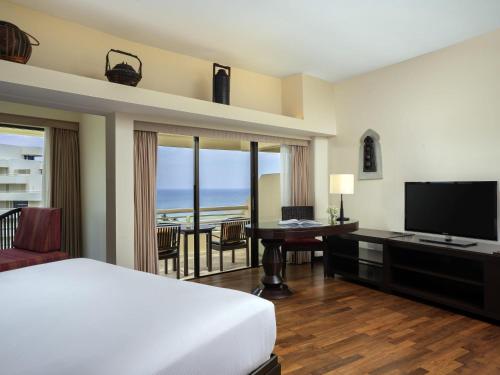 Suite Junior con vistas al mar - 1 cama doble grande del hotel Pullman Phuket Karon Beach Resort. Foto 4