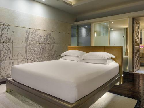 Suite Superior con vistas al mar del hotel Pullman Phuket Karon Beach Resort