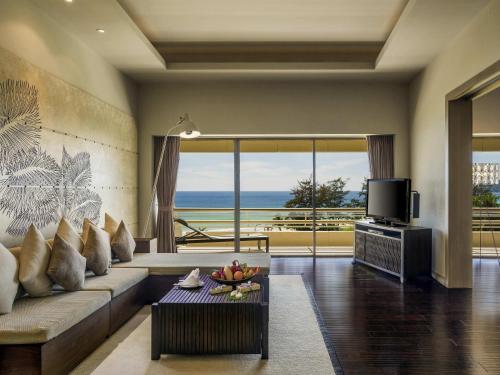 Suite Superior con vistas al mar del hotel Pullman Phuket Karon Beach Resort. Foto 1