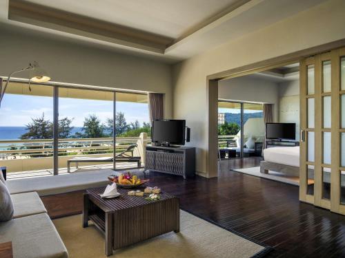 Suite Superior con vistas al mar del hotel Pullman Phuket Karon Beach Resort. Foto 2