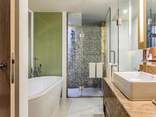 Suite Superior con vistas al mar del hotel Pullman Phuket Karon Beach Resort. Foto 3