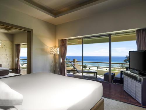 Suite Superior con vistas al mar del hotel Pullman Phuket Karon Beach Resort. Foto 4